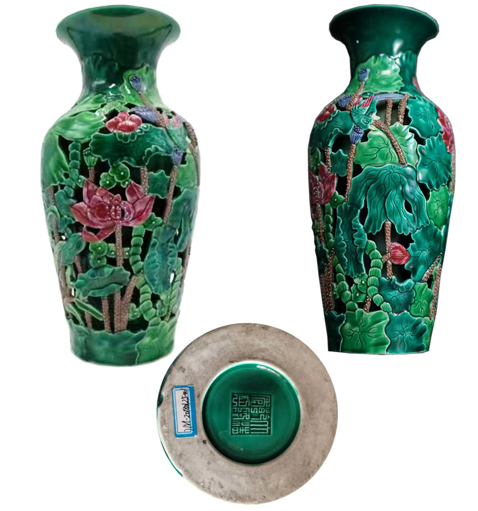 大清乾隆年制孔雀绿釉镂空莲池纹观音瓶     高31.5cm